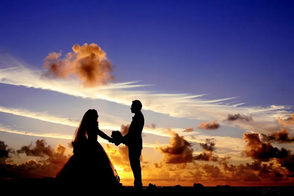 Ședință Trash the Dress la mare — maldives sunset