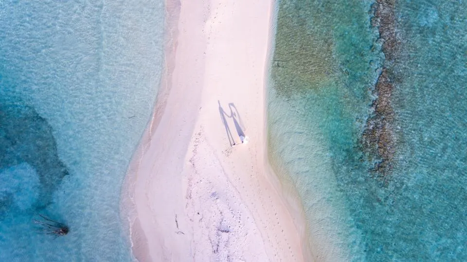 Ședință Trash the Dress la mare — beach sand